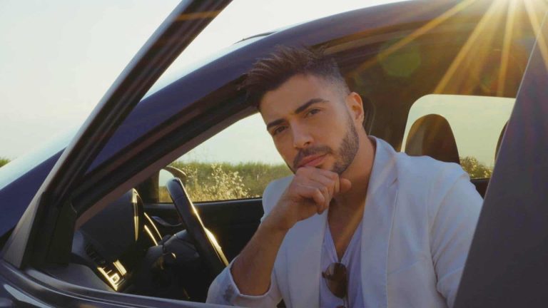 Κωνσταντίνος Γαλανός: Ενώνει Αθήνα-Θεσσαλονίκη για έναν έρωτα με το τραγούδι 504 χιλιόμετρα