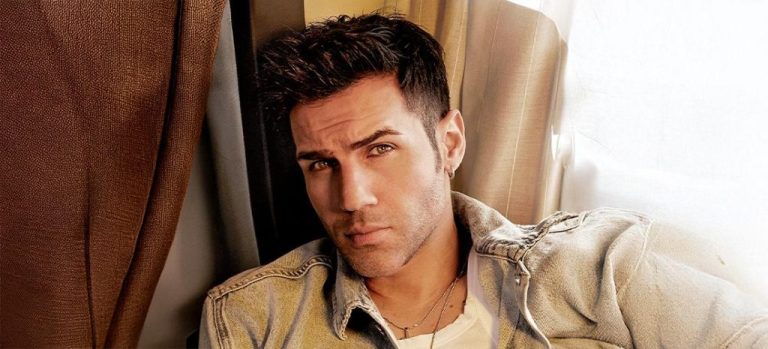 Ο Πέτρος Ιακωβίδης, ο επιτυχημένος και πιο επιδραστικός καλλιτέχνης και δημιουργός της γενιάς του επανέρχεται δυναμικά και… ανάβει «Καπνογόνα»