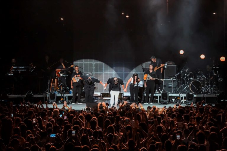 Γιάννης Πλούταρχος – Γιώργος Κακοσαίος – Κατερίνα: Όλο το Κατράκειο Θέατρο μια αγκαλιά στη μοναδική τους συναυλία