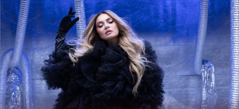 Η Αποστολία Ζώη κάνει μια εντυπωσιακή επιστροφή και παρουσιάζει το νέο τραγούδι «Στερητικά» που κυκλοφορεί από την Panik Platinum.