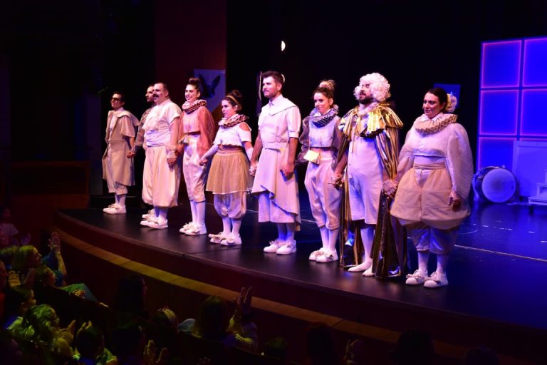 Σκηνή 018 Τα καινούρια ρούχα του βασιλιά Μια διασκευή του έργου του Χανς Κρίστιαν Άντερσεν από τους Παρασκευά Καρασούλο και Νίκανδρο Σαββίδη Δόθηκε η επίσημη παράσταση την Κυριακή 5 Οκτωβρίου 2025