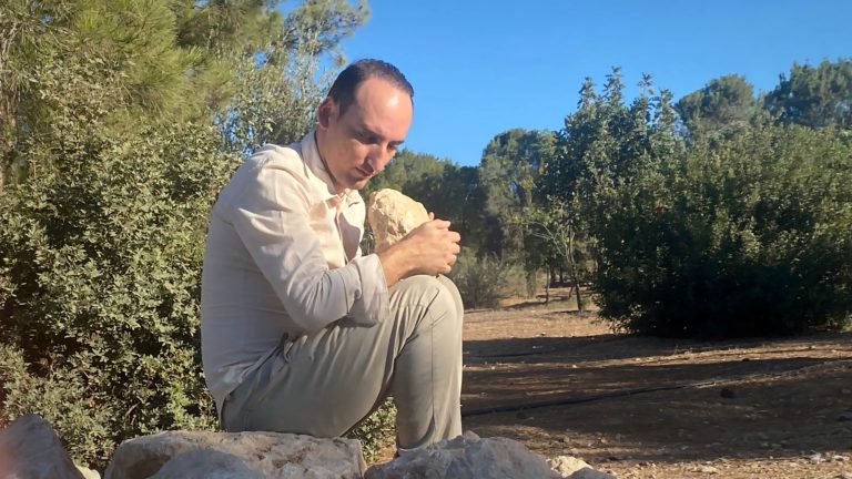 Σταύρος Ξ. Πέτρου: Performance art «Η άφραστη πέτρα ή η πέτρινη αφραστότητα»