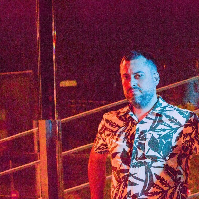 Mετά την «Ανισόπεδη Ντίσκο» Pan Pan &  Καλλιόπη Μητροπούλου παρουσιάζουν το εθιστικό «Μόνο Με Τα Μάτια»  Το νέο σαρωτικό anthem «Μόνο Με Τα Μάτια» έχει το απόλυτο ηλεκτρονικό vibe