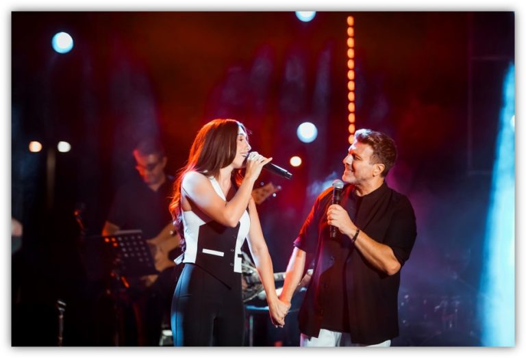 🎙️Γιάννης Πλούταρχος και Κατερίνα μάγεψαν τη Θεσσαλονίκη – Βίντεο  Sold out εμφανίσεις για τους δύο τραγουδιστές