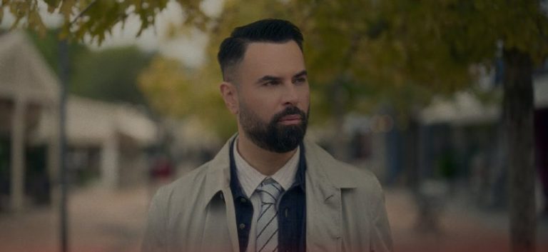 Ο Γιώργος Παπαδόπουλος κυκλοφορεί το πιο ρομαντικό τραγούδι της καριέρας του, το «Έρωτας Είσαι» και ταυτόχρονα το μεταφέρει στο YouTube «ντυμένο» με μία τρυφερή ιστορία.