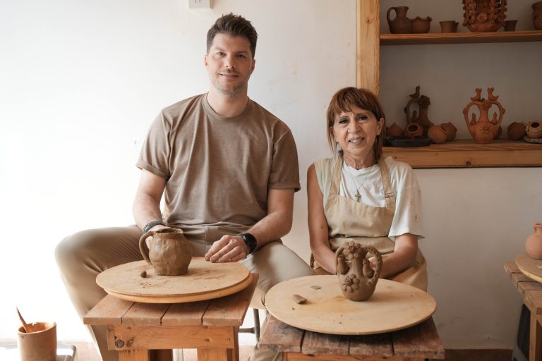 «Πατάτα Αυγορίτικη, στον Κάθηκα σταφύλι, Παττίχα εις στ’ Ακάκι μας, φάε να ‘μαστε φίλοι» Η XM συνεργάζεται με τον Λούκα Γιώρκα για το τραγούδι “Σκέψου το Χωριό”