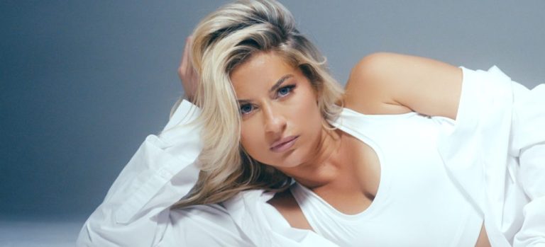 Η Anna Poltz «ντύνει» με εικόνα το «Μέχρι Που Φτάνει Η Αγάπη», ένα τραγούδι που έχει ξεχωρίσει μέσα από το album «Στα Κόκκινα».