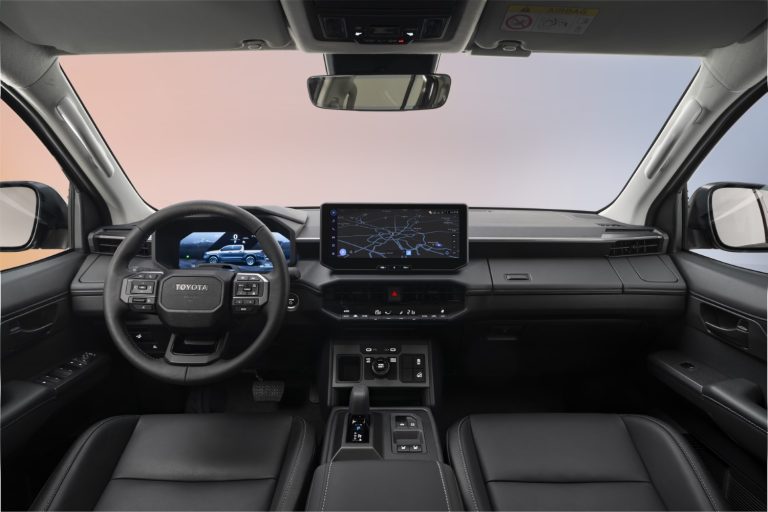 To εμβληματικό Toyota Hilux περνά στην εποχή της ηλεκτροκίνησης