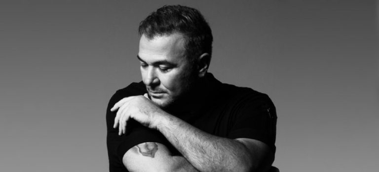 Ο Αντώνης Ρέμος δίνει φωνή στη «Δευτέρα» με το νέο του τραγούδι, μια δυναμική μπαλάντα για δυο καρδιές που δεν χτυπούν την ίδια ημέρα.