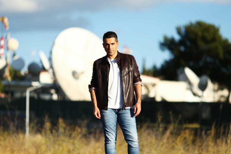 «Από δω κι οι άλλες πάνε»: Κυκλοφόρησε το νέο τραγούδι-πρόταση του Βασίλη Δήμα