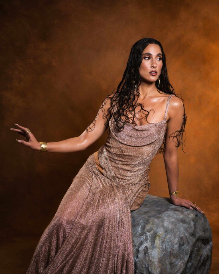 H Evangelia χορεύει ζεϊμπέκικο αλλιώς για το νέο τραγούδι της «Αστείο»