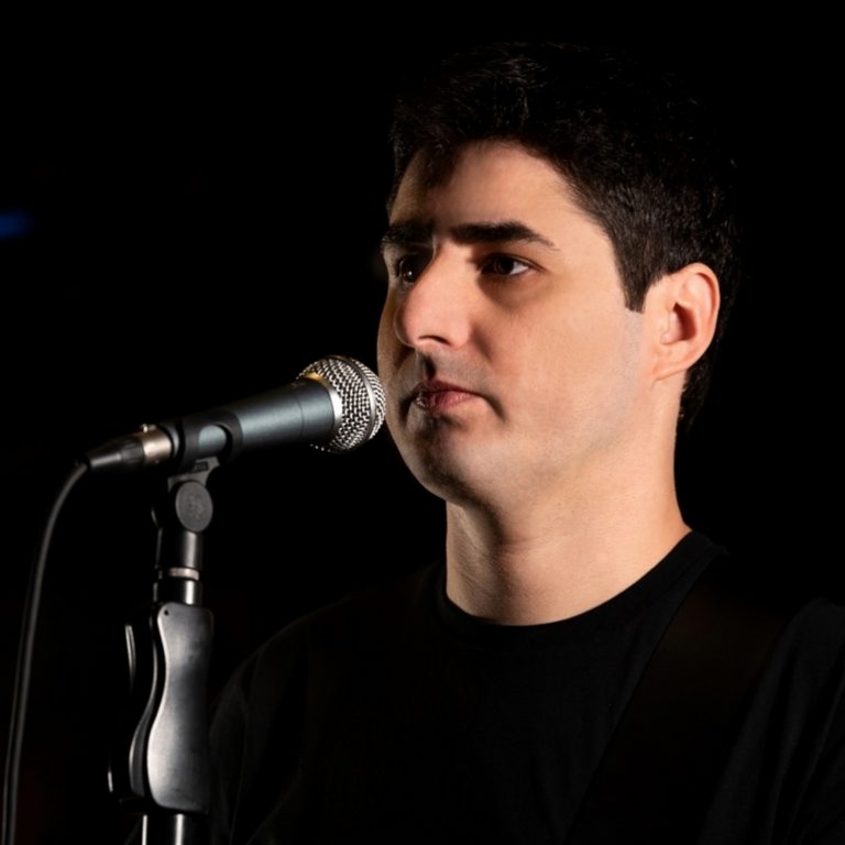 Ο Γιώργος Μάρτος επιστρέφει με την τέταρτη δισκογραφική εργασία του, με γενικό τίτλο «Το μυστήριο της ζωής». Πρόκειται για 8 νέα κομμάτια – 6 τραγούδια και 2 αφηγήσεις.