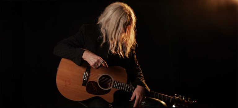 Ο Νίκος Καρβέλας παρουσιάζει το νέο τραγούδι και music video «Γονείς», που κυκλοφορεί από την Panik Gold.