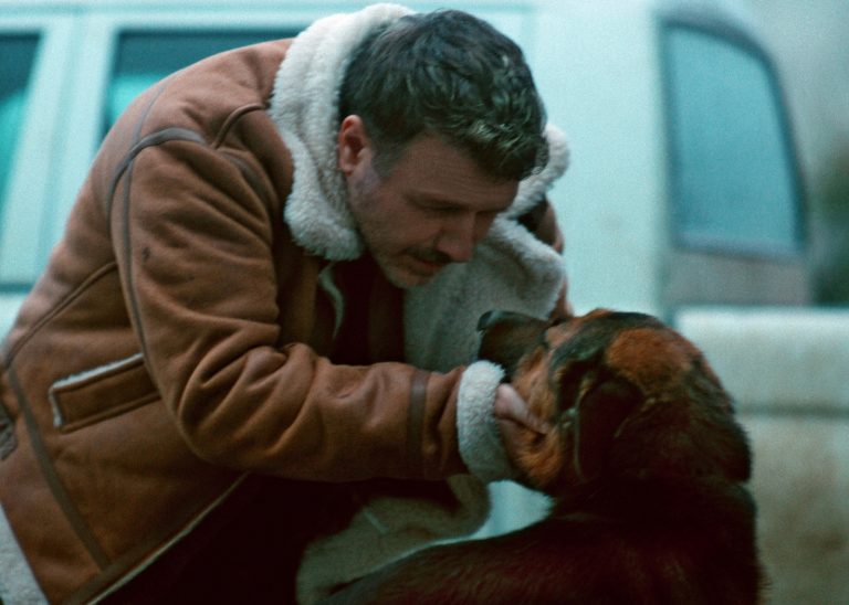 Ο Γιάννης Πλούταρχος παρουσιάζει το κινηματογραφικής αισθητικής video clip του «Δε Γίνεται»