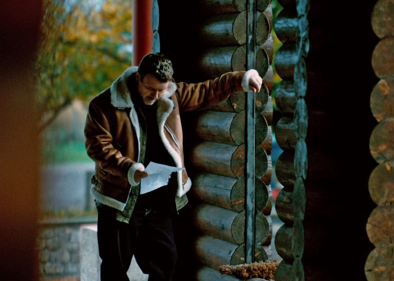 Ο Γιάννης Πλούταρχος παρουσιάζει το κινηματογραφικής αισθητικής video clip του «Δε Γίνεται»