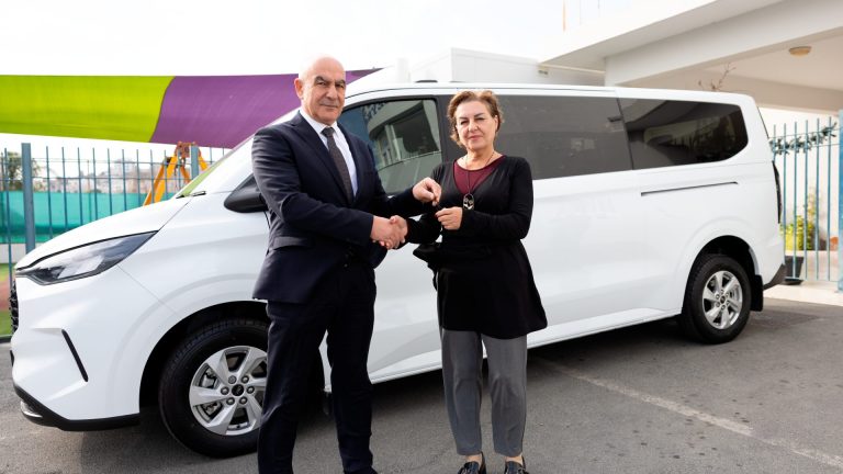 Η ΕΚΟ στηρίζει το Ειδικό Σχολείο Λευκωσίας με τη δωρεά οχήματος για τη μετακίνηση των μαθητών του