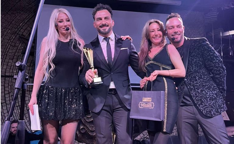 Ο Έλληνας τραγουδιστής που «σαρώνει» τα βραβεία στο εξωτερικό!