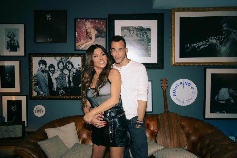 Έλενα Παπαρίζου & Πάνος Μουζουράκης κυκλοφορούν το video clip του κοινού τους τραγουδιού «Ο Έρωτας γράφεται…» και τραγουδιέται