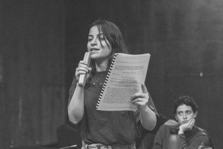 Νέα Σκηνή «Νίκος Χαραλάμπους»  Σ’ εσάς που με ακούτε της Λούλας Αναγνωστάκη  Σκηνοθεσία: Θανάσης Γεωργίου  Από 23 Ιανουαρίου 2026