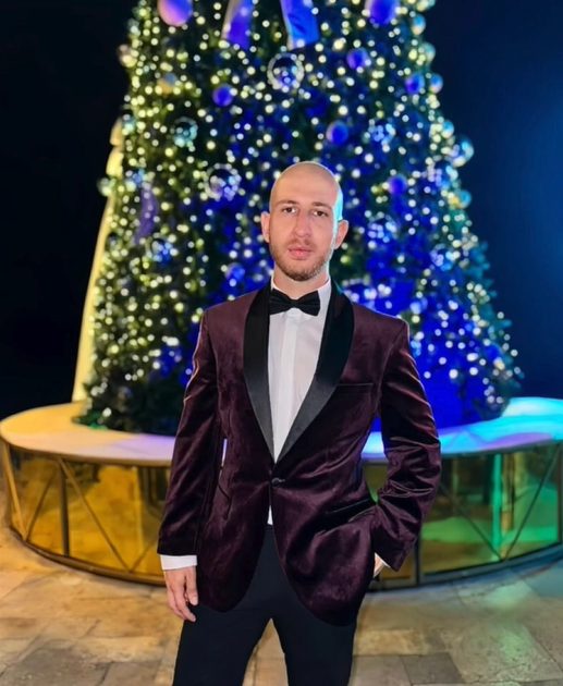 Ο Σωτήρης Κωνσταντή μας παρουσιάζει το πρώτο του Χριστουγεννιάτικο τραγούδι με τίτλο “Αυτά Τα Χριστούγεννα”,  που υπόσχεται να γίνει ο νέος Χριστουγεννιάτικος εθισμός σας!