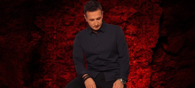 Ο Δημήτρης Μπάσης συναντά ξανά δισκογραφικά τον Νίκο Τερζή και τον Γιάννη Κότσιρα στο τραγούδι «Μια Μαχαιριά»