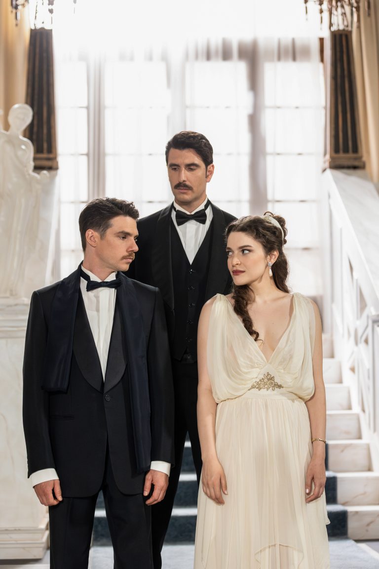 «GRAND HOTEL» Όλα τα μυστικά μένουν εδώ!  ΤΟ 2026 ΦΕΡΝΕΙ 15 ΣΥΓΚΛΟΝΙΣΤΙΚΕΣ ΕΞΕΛΙΞΕΙΣ