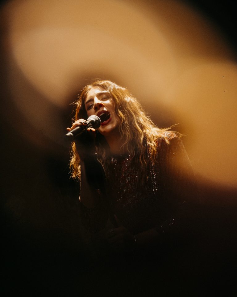 «Μόνο εσένα έχω» από τη Βασιλική Μιχαλοπούλου Στίχοι – μουσική: Γιώργος Καψάσκης