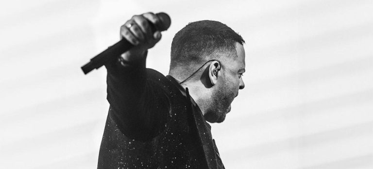 ΝΙΚΟΣ ΑΠΕΡΓΗΣ – «ΑΥΤΑ ΤΑ ΧΕΙΛΙΑ»: LIVE ΕΠΑΝΕΚΤΕΛΕΣΗ ΤΗΣ ΕΠΙΤΥΧΙΑΣ ΤΩΝ ’90s