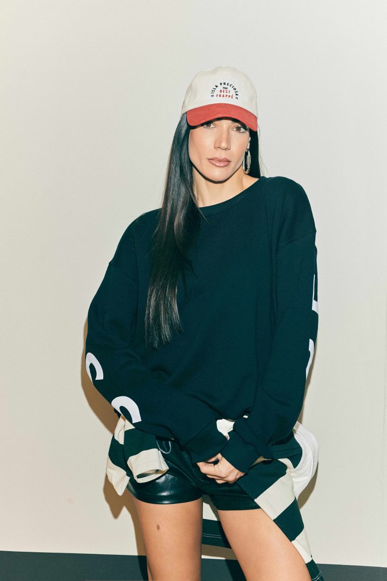 Η Ήβη Αδάμου αποκαλύπτει μια ολόκληρη μέρα της ζωής της στο νέο video clip του «Λέει Λέει Λέει»