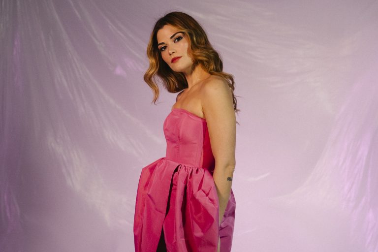 “Φεύγω Μακριά” από την Μαρία Κουτσουρλή Στίχοι: Πέτρος Βεντούρης – Μουσική: Ivy Robins.