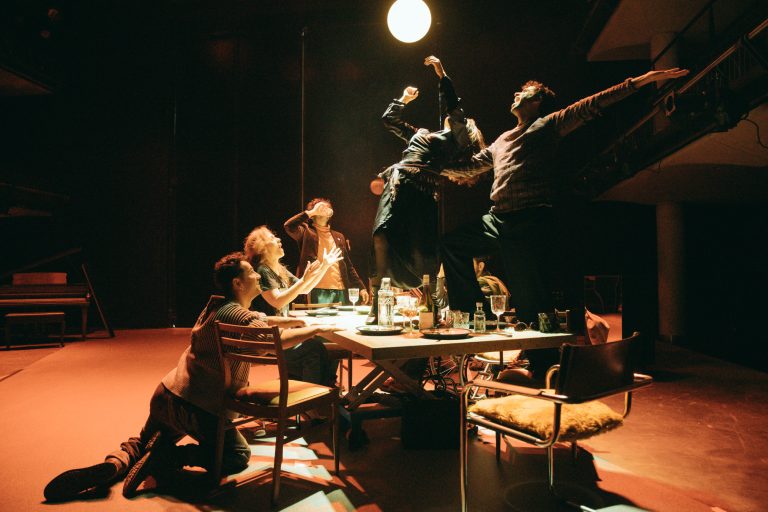 Νέα Σκηνή «Νίκος Χαραλάμπους»  Σ’ εσάς που με ακούτε της Λούλας Αναγνωστάκη  Σκηνοθεσία: Θανάσης Γεωργίου  Παραστάσεις από 31 Ιανουαρίου 2026