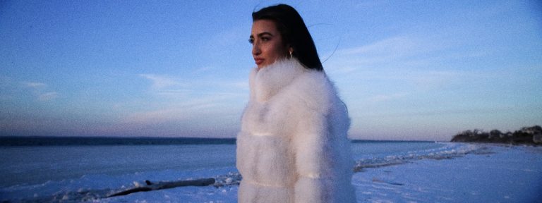 Η Αναστασία δίνει εικόνα στο “Βρέχει” μέσα από ένα δυναμικό cinematic video clip