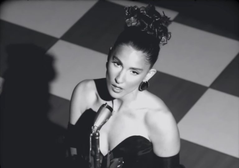 Evangelia: Σπάει πιάτα, χορεύει συρτάκι και απογειώνει το music video του PARÉA