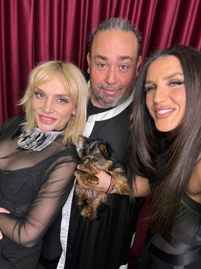 Ιουλία Καλλιμάνη: Στιγμές συγκίνησης και αποθέωσης, όταν υποδέχτηκε on stage την Ελεονώρα και τον Γιάννη Ζουγανέλη