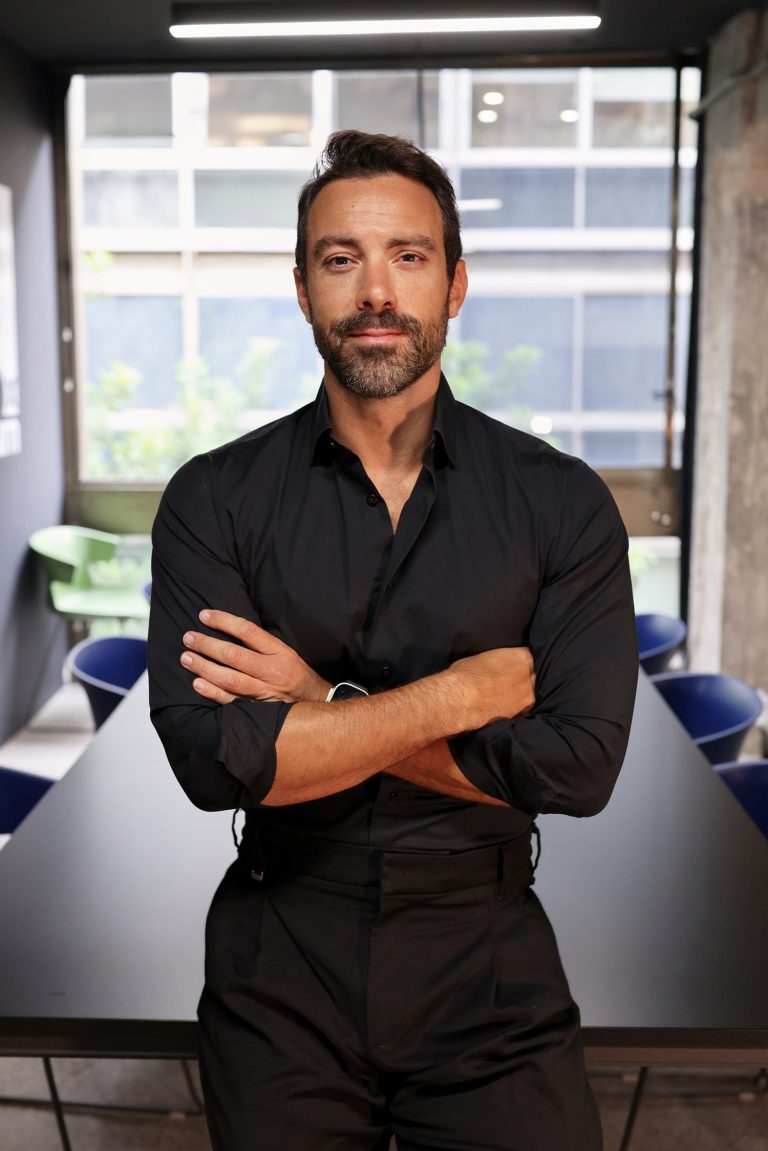 Ο ΣΑΚΗΣ ΤΑΝΙΜΑΝΙΔΗΣ ΚΑΙ ΤΟ «DRAGONS’ DEN IV» ΕΡΧΟΝΤΑΙ ΣΤΟ ΣΙΓΜΑ ΚΑΙ ΣΤΟΝ ΣΚΑΪ