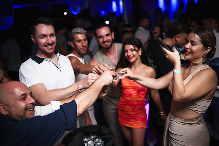 Blue Martini. Ο χώρος που και αυτό το καλοκαίρι, αποτελεί σημείο αναφοράς στη Λάρνακα, με βραδιές γεμάτες ρυθμό, μουσική και ασταμάτητη ενέργεια.