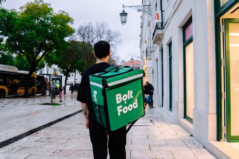 Η Bolt αναστέλλει προσωρινά τις διανομές με δίκυκλα οχήματα λόγω των ακραίων καιρικών συνθηκών