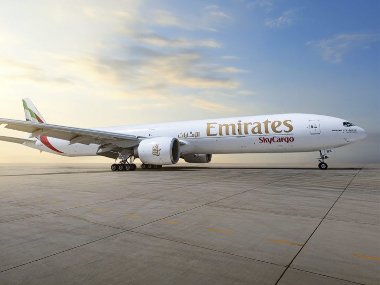 Η Emirates γίνεται η πρώτη αεροπορική εταιρεία μεταφοράς φορτίων που θέτει σε λειτουργία το Boeing 777-300ERSF