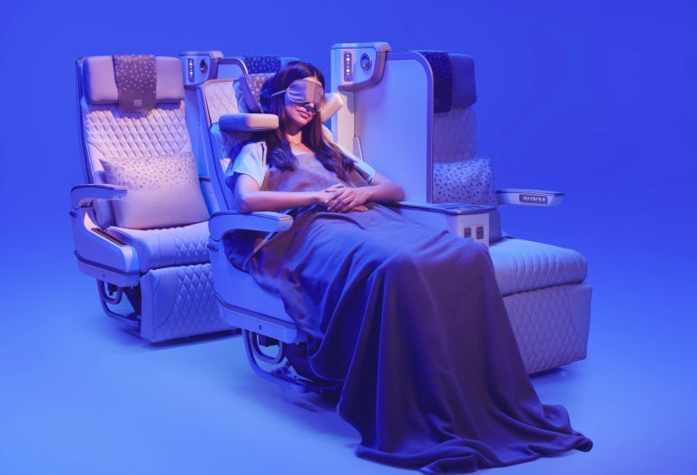 Η Emirates αναβαθμίζει την ιδιωτικότητα στην Premium Economy με το πρώτο παγκοσμίως ηλεκτρικά ρυθμιζόμενο κάθισμα και διαχωριστικό πλήρους ύψους