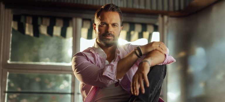 ΗΛΙΑΣ ΒΡΕΤΤΟΣ – «ΠΡΟΣΤΙΜΟ»: ΤΟ ΝΕΟ ΤΟΥ HIT ΚΑΙ ΤΟ ΑΝΑΤΡΕΠΤΙΚΟ VIDEO