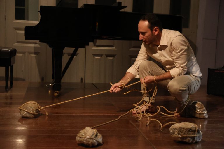 Ο Σταύρος Ξ. Πέτρου παρουσιάζει δημόσια performance art σε τέσσερις γλώσσες